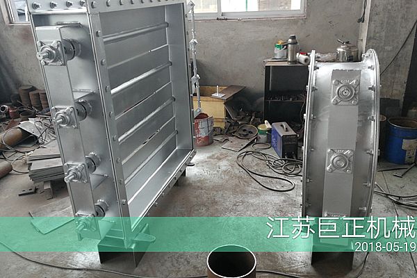 方形擋板門（寬7m），制作后期噴漆進(jìn)行中