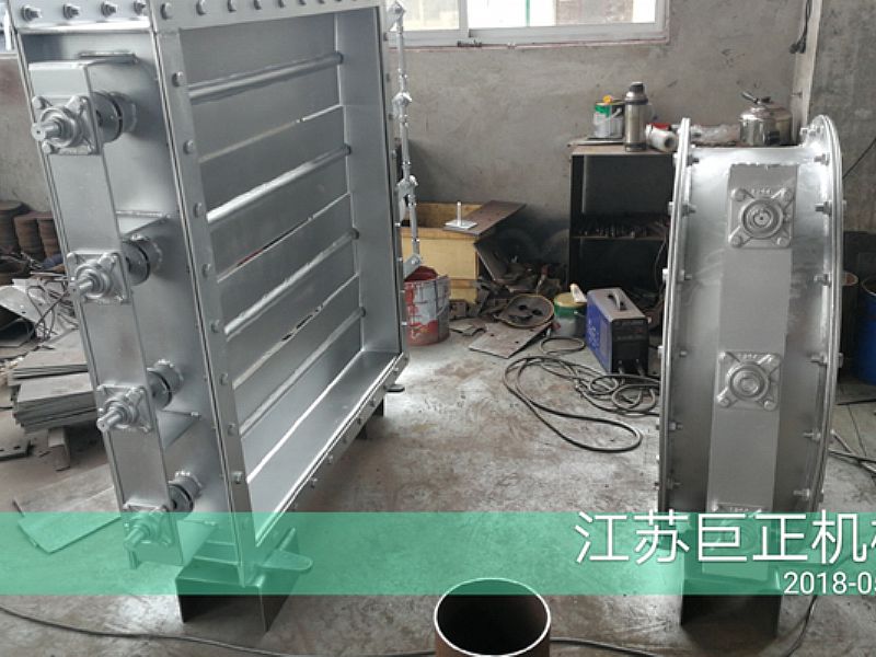 方形擋板門（寬7m），制作后期噴漆進行中